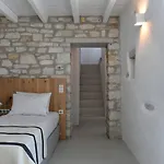 Key 2 * Santa Maria (Paros)