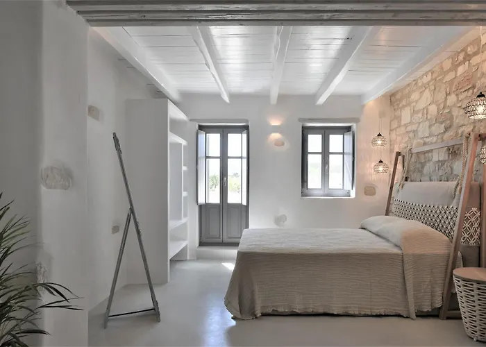 Key 2 * Santa Maria (Paros)